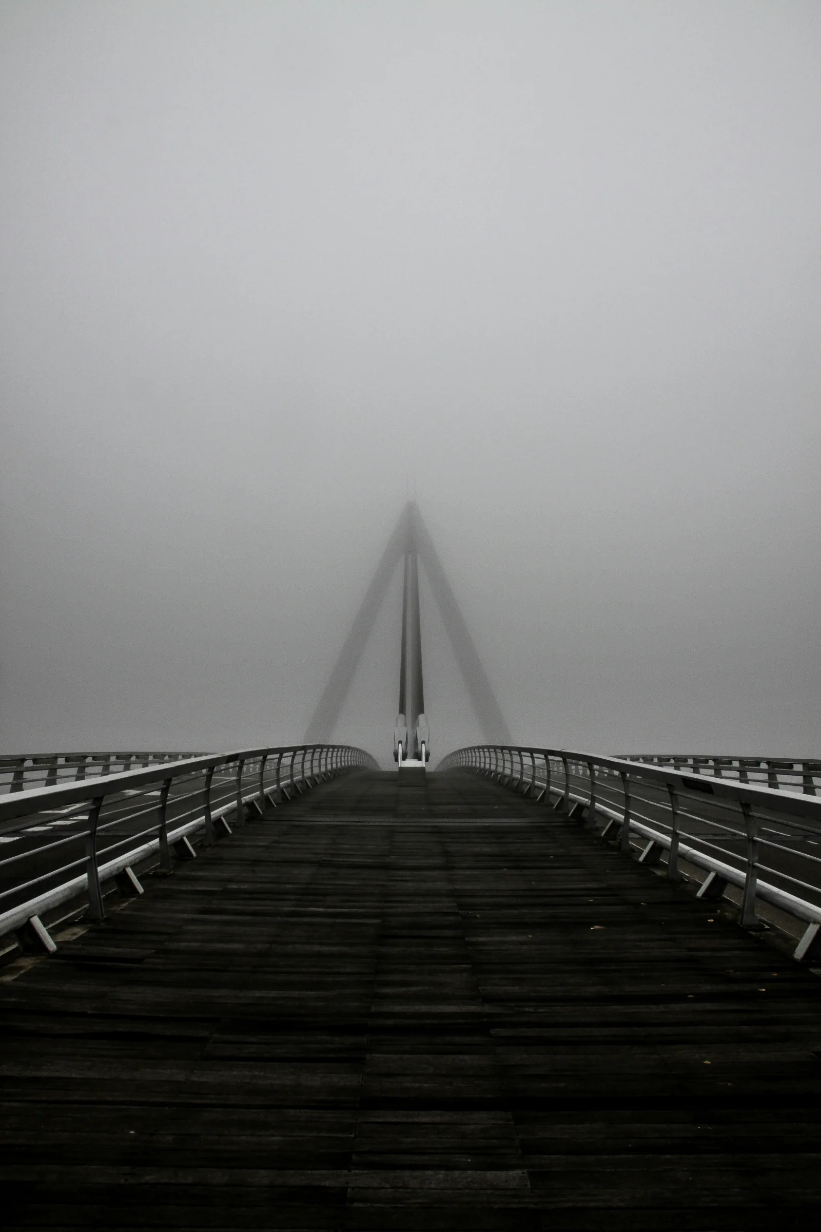 Puente en la niebla